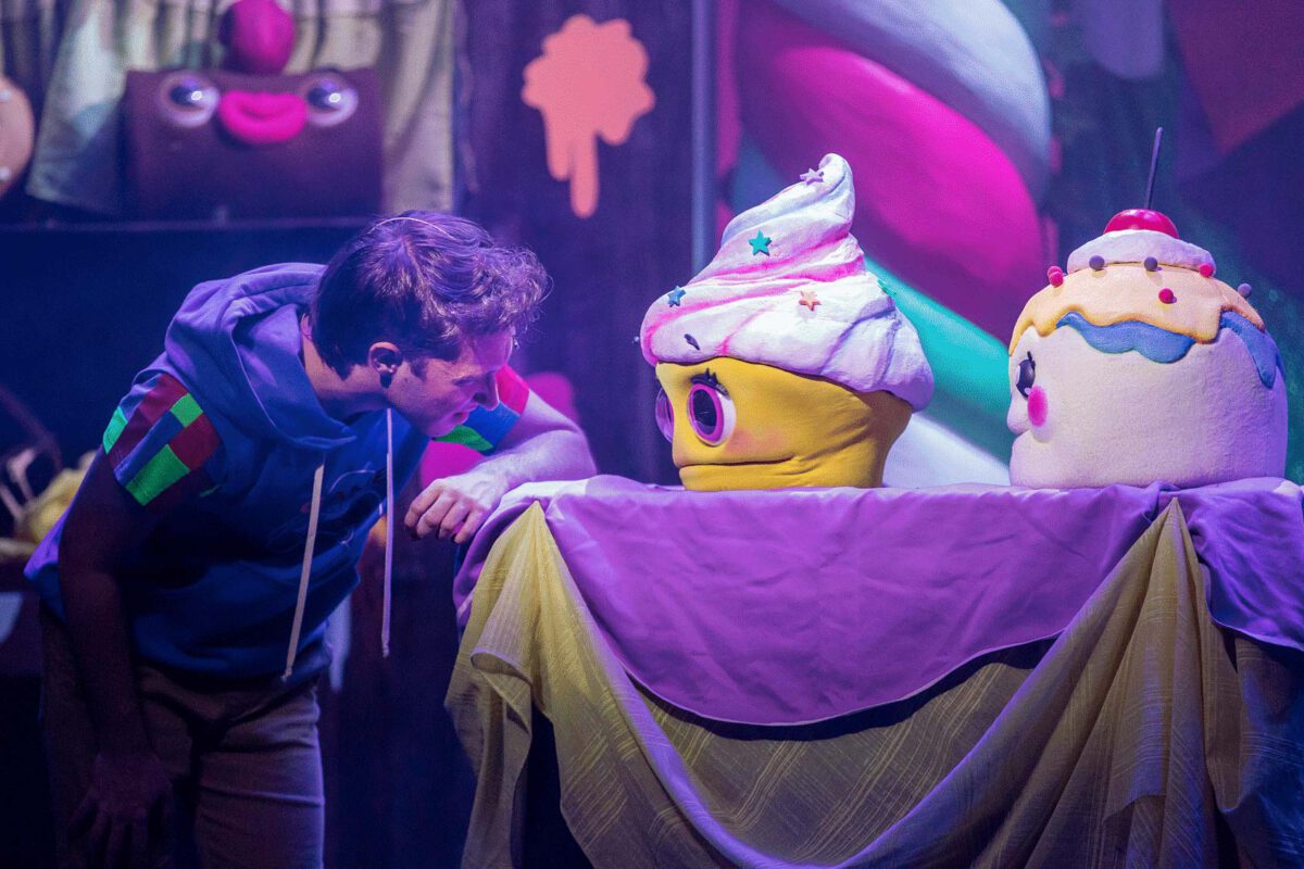 Hansel hablando con dos de los pasteles de la casa de la bruja, Dulceida y Rellenita.